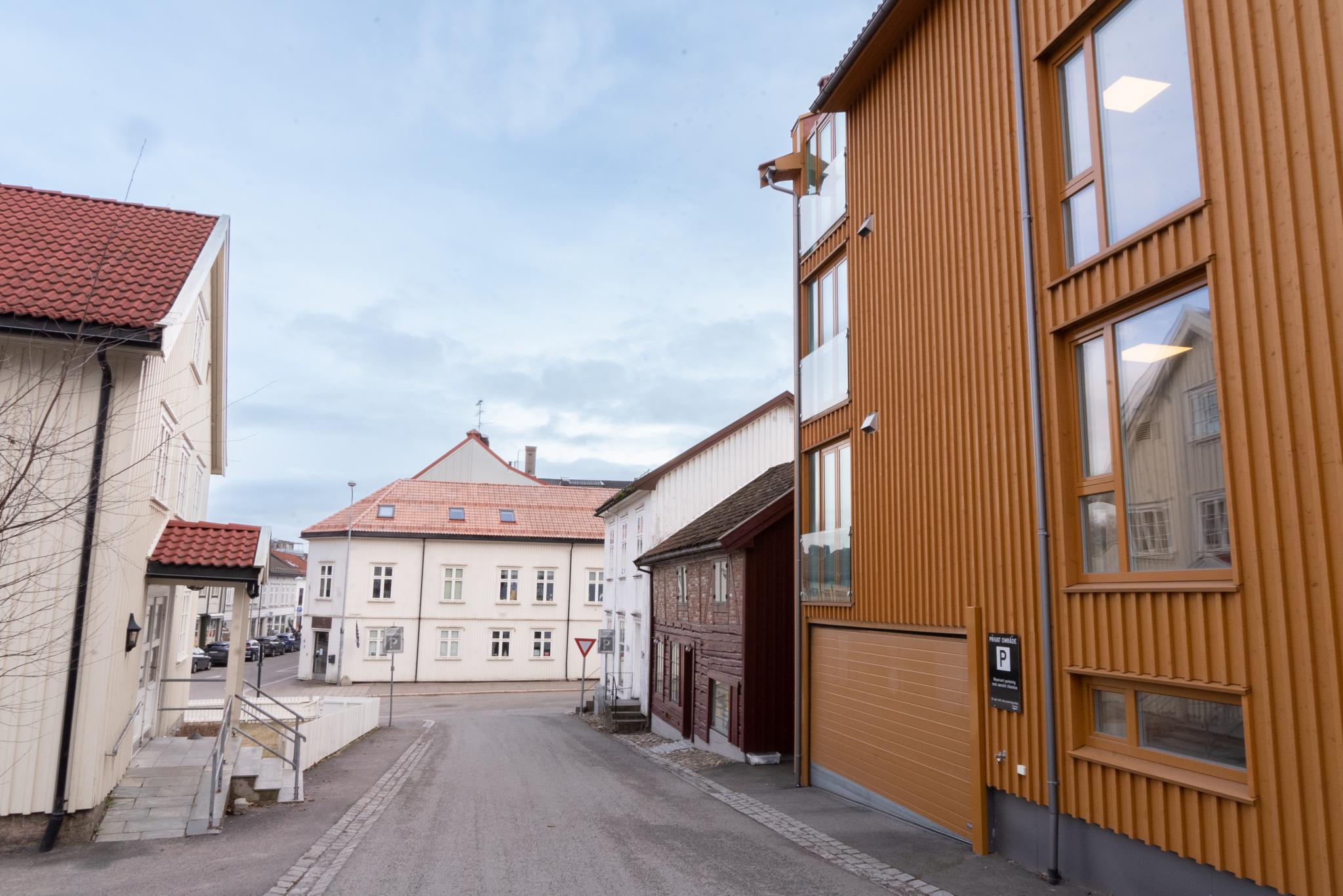 Leiligheten ligger i andre etasje og har fransk balkong. 